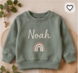 Kindersweater mit Wunschname und Regenbogen